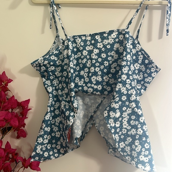 3/$15 NWT cropped blue floral top medium - Picture 8 of 8